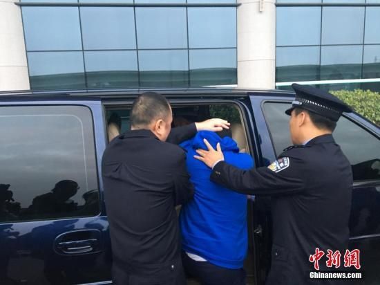 资料图：警方抓获犯罪嫌疑人。中新社记者 杨陈 摄