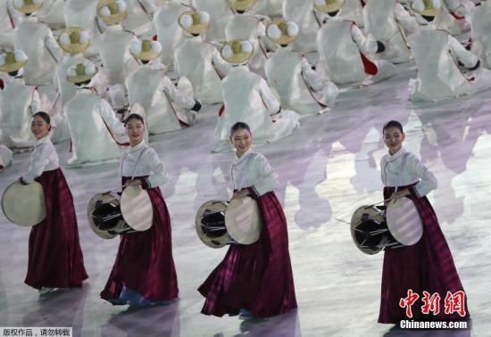 当地时间2月9日，2018平昌冬奥会在韩国平昌奥林匹克体育场举行开幕式，开幕式上的韩国传统表演夺目。　