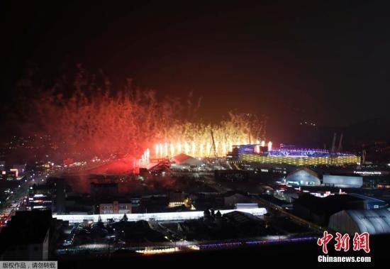 当地时间2月9日，2018平昌冬奥会在韩国平昌奥林匹克体育场举行开幕式，冬奥会开幕式上的烟花表演。　