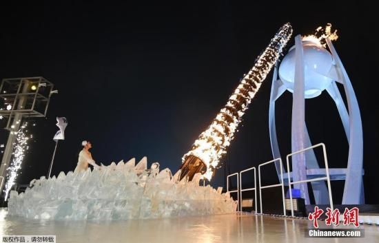 开幕式上，由韩国著名花滑选手金妍儿点燃主火炬。图为金妍儿点燃主火炬瞬间。　