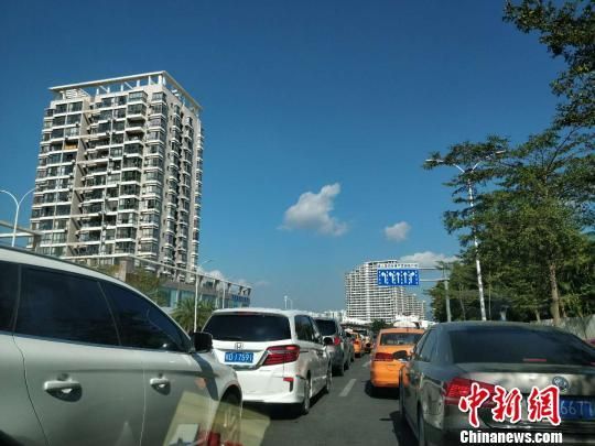 三亚街头车流量加大。 王晓斌 摄