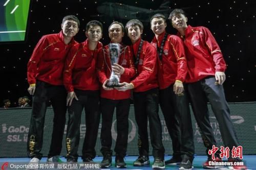 当地时间2月25日，在伦敦举行的2018国际乒联团体世界杯团体决赛中，中国男队及女队分别战胜各自对手，双双夺冠。图为中国男队3：0横扫日本实现七连冠。 图片来源：Osports全体育图片社