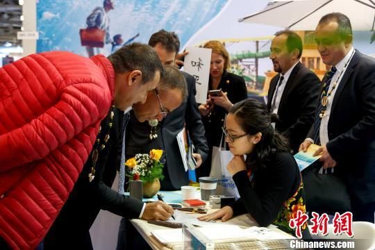 柏林国际旅游展(ITB)上海南三亚吸引外国客商关注。　吕委 摄 　
