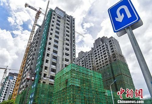 　资料图：海南在建楼盘。 中新社记者 骆云飞 摄