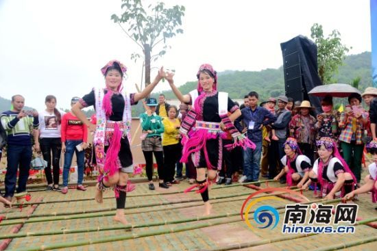三月三文艺汇演跳起了竹竿舞.澄迈供图