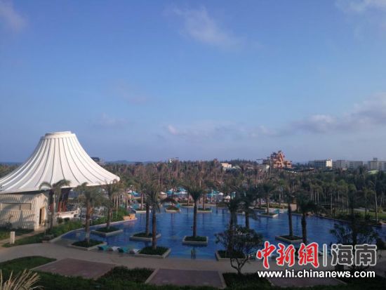 中新网海南新闻4月27日电 (赵美涵)今年五一期间,位于三亚海棠湾的亚太地区首座亚特兰蒂斯度假地,将面向全球游客正式开放。 2014年启动建设的三亚海棠湾亚特兰蒂斯度假地,是继阿联酋迪拜、巴哈马之后的全球第三座。融合了酒店、海洋公园、娱乐、购物、特色美食、演艺及国际会展等多种功能。 该项目由世界五百强中国建筑旗下中国建设一局(集团)有限公司(下称中建一局)承建。亚特兰蒂斯的主塔楼造型像瞬间冲出海面的海豚,又似要扬帆远航的风帆。塔冠呈弧形,东西两侧呈曲线且逐层不规则内收。独特的造型为施工