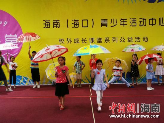 海口青少年活动中心主办创意伞画活动 近百名