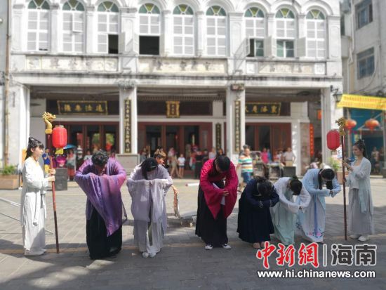 巡村学古工作坊的成员身着汉服进行祭祀