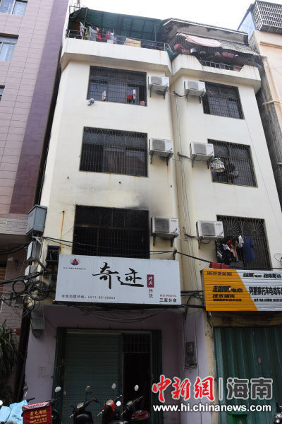 三亚狭窄老街楼层起火 小型消防站13分钟扑灭