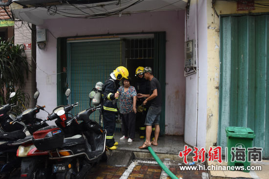 三亚狭窄老街楼层起火 小型消防站13分钟扑灭