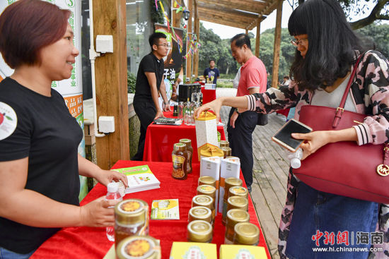 资料图:推介会上展出的荔枝蜂蜜受到民众的青睐。骆云飞摄