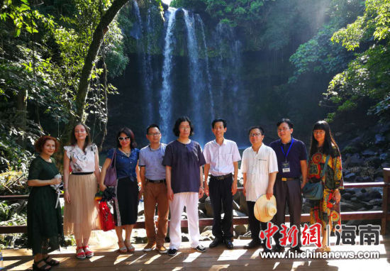5月18日，中国作家协会《诗刊》社与海南省临高县联合主办的“21世纪海上丝绸之路国际诗歌临高峰会”开幕。图为诗人们在临高采风。主办方供图。
