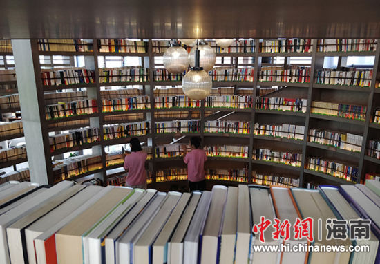 藏书25000多册的爱上读书馆