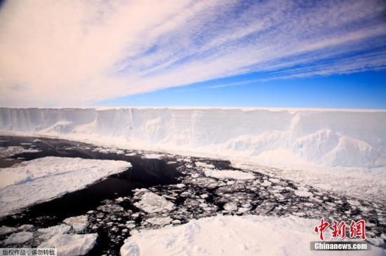 资料图：南极的冰架。