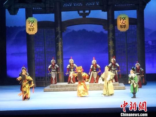 新编历史琼剧《海瑞》海口上演，这是海南省琼剧院为献礼建省办经济特区30周年而特意复排。　潘心团 摄