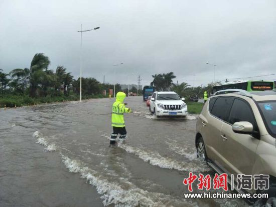 海口公安交警全员投入强降水天气交通保障工作