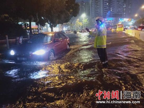 海口公安交警全员投入强降水天气交通保障工作