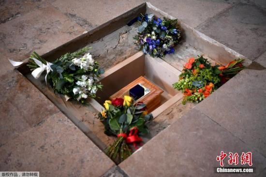 霍金骨灰在伦敦下葬 安葬在英国历史名人墓旁(图)