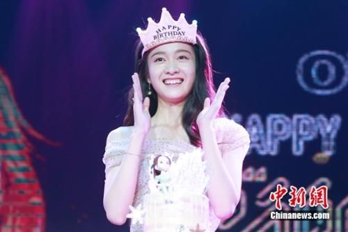 张雪迎搞笑配音小猪佩奇 与粉丝庆祝生日
