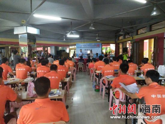 海口游泳救生员培训班开班 60名教师参加培训