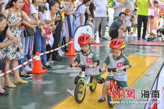 推广骑行文化 环岛赛儿童滑步车大赛走进幼儿