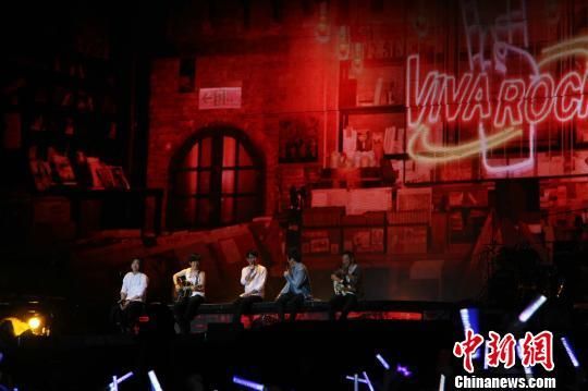 五月天演唱会成都开唱 大雨难挡歌迷热情(图)