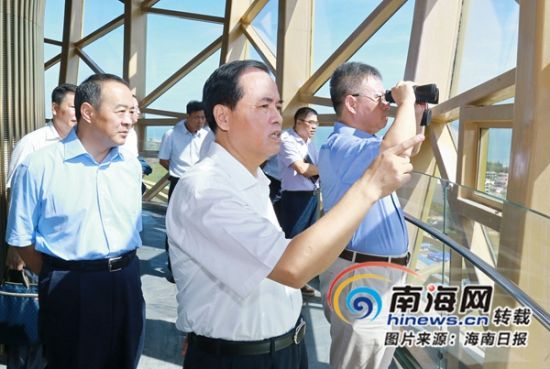 7月26日，省委书记刘赐贵，省委副书记、省长沈晓明等省领导到海口江东新区调研时，站在景观塔上俯瞰新区。海南日报记者 李英挺 摄