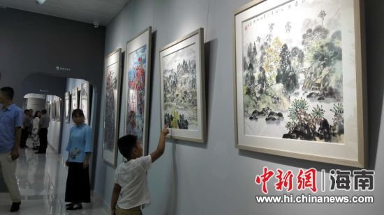 海南省中国画学会(筹)名家作品展吸引游人关注。