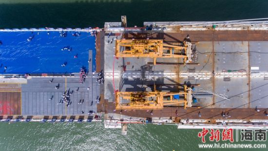 图为航拍海南铺前大桥斜拉桥主桥合龙贯通。骆云飞摄