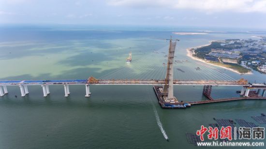 图为航拍海南铺前大桥斜拉桥主桥合龙贯通。骆云飞摄