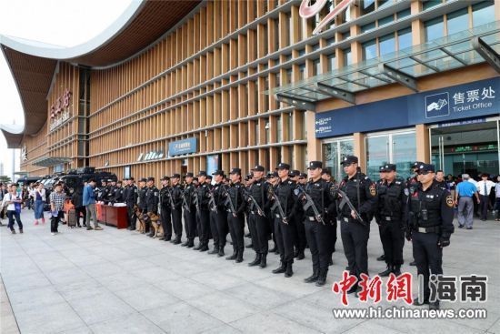 三亚铁警联合特警开展110宣传日活动