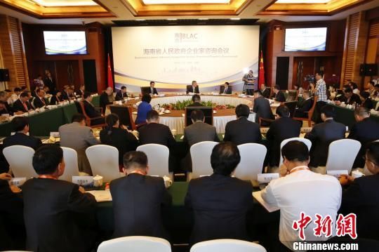 海南省人民政府企业家咨询会议成立大会暨第一届年会（第一次会议）12日在三亚召开。图中为海南省长沈晓明，图右为马云，图左为马化腾。　王晓斌　摄