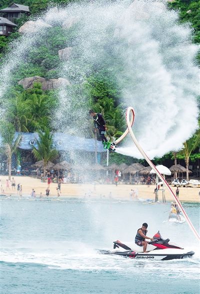 县分界洲岛旅游区的亲水项目受游客欢迎,图为游客参与"水上飞龙"项目
