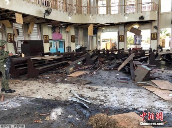 1月27日，菲律宾西南部苏禄省一天主教堂外发生连环爆炸。图为爆炸现场。