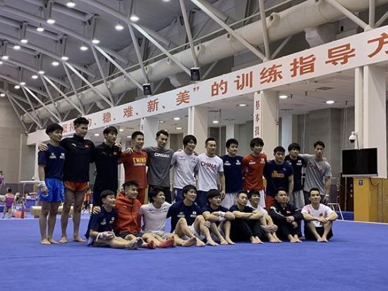 1月30日，中日体操男队队员在训练结束后合影。澎湃新闻见习记者 于渤 图