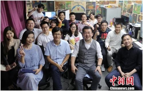 《熊出没》总导演丁亮(前排左三)与电影主创团队