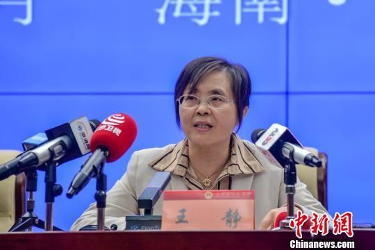 图为海南省工信厅厅长王静作政策解读 洪坚鹏 摄