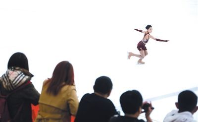 选手们正在参加花样滑冰9-10级测试。 本报记者 翁叶俊 摄