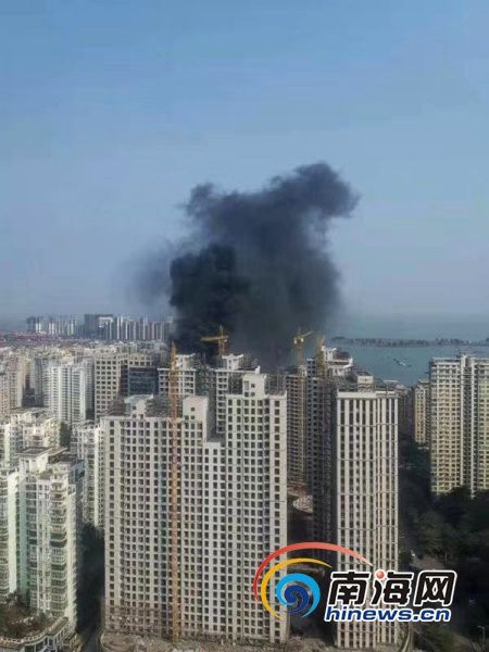 突发丨海口一在建工地楼顶着火未造成人员伤亡