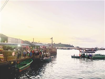清晨的万宁乌场渔港。 本报记者 袁宇 摄