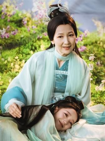  新版剧中小青和她的母亲（陈美琪饰）。