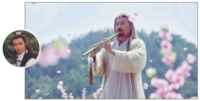 曾在83版《射雕》中饰演杨康的苗侨伟，在新版中饰演黄药师。