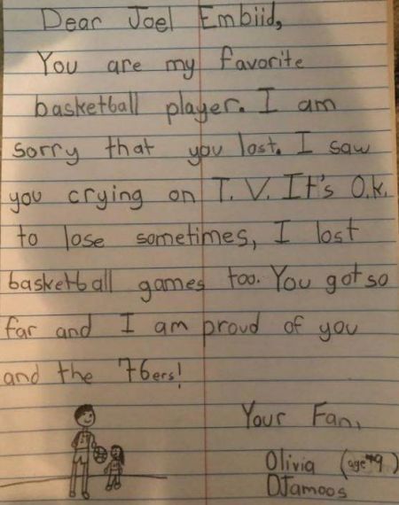 9岁小球迷写信安慰恩比德在社交媒体走红。 图片来源：社交媒体视频截图