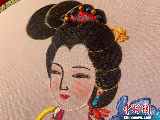 图为丁永莲刺绣作品,人物形象饱满,根根头发如真丝. 高康迪 摄