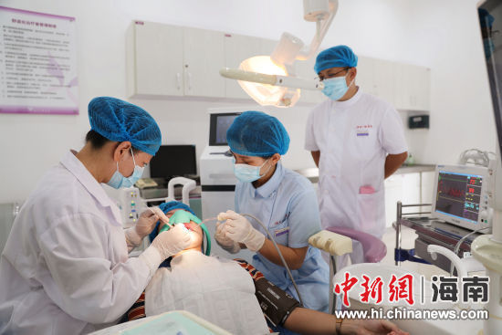 医生为患者诊疗.海南口腔医院供图