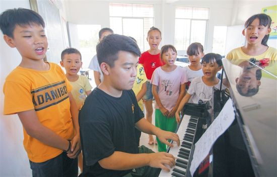 支教教师在盐尽小学给孩子们上音乐课. 记者 武威 摄