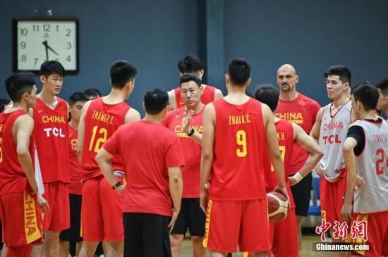 资料图：5月23日，正在备战2019年男篮世界杯的中国男篮集训队在北京举行公开训练课。图为主帅李楠在训练后为队员们作总结。中新社记者 崔楠 摄
