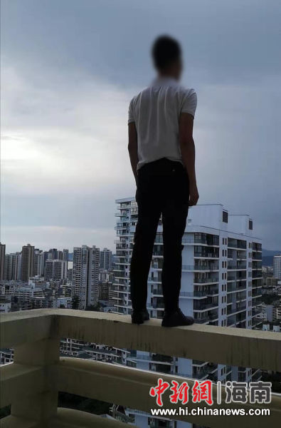 男子站23楼顶欲自杀三亚救援人员叠人梯救援
