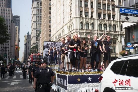 为庆祝美国女足夺得2019女足世界杯冠军，纽约市在曼哈顿下城举行胜利大游行，美国女足球员参加游行。中新社记者 廖攀 摄