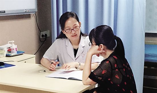8月7日，医师张惠娟 为市民进行健康评估